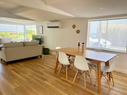 阿丁格海滩Magpie Sands - Coastal Escape & Wine Country - Beachside Getaway的带桌椅和沙发的客厅