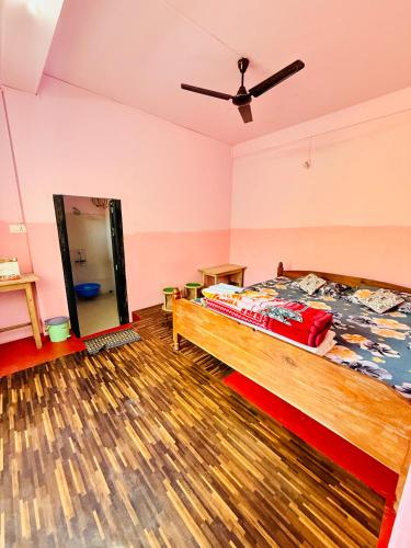 Кровать или кровати в номере Cozyo Stays Boutique Home Mawlynnong