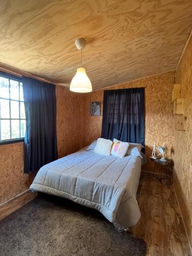 a bedroom with a large bed with a wooden ceiling at Cabaña Rural en Gachetá muy cerca de Bogotá - Santa Jacoba in Gachetá