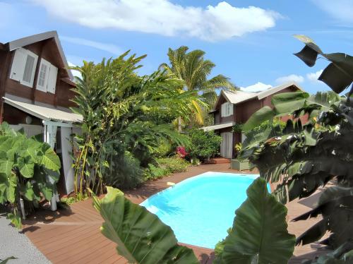 Bazén v ubytování Chalet spacieux et convivial à Vincendo avec piscine et jacuzzi. nebo v jeho okolí