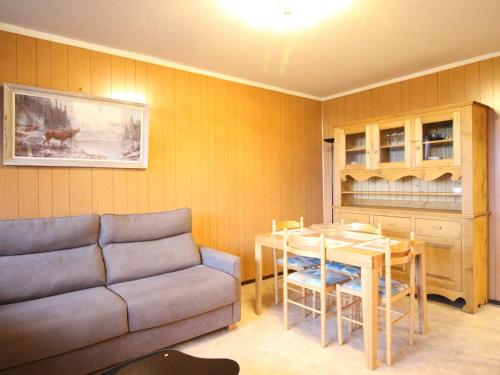 un salon avec un canapé et une table dans l'établissement Bel F2 avec balcon, parking privé et ascenseur - Mont-Dore - FR-1-415-39, à Le Mont-Dore
