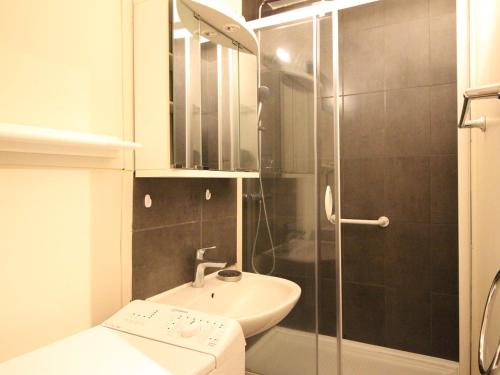 une salle de bain avec un lavabo et une douche en verre dans l'établissement Bel F2 avec balcon, parking privé et ascenseur - Mont-Dore - FR-1-415-39, à Le Mont-Dore