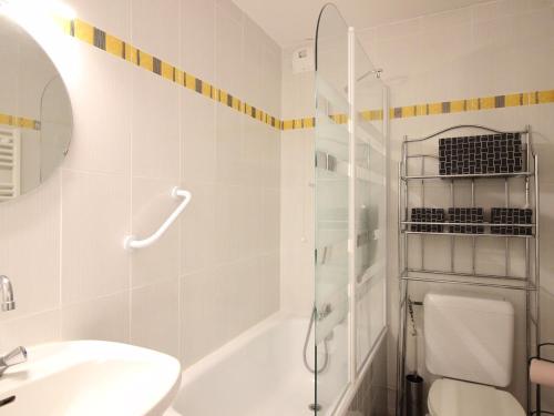 une salle de bain avec une douche, des toilettes et un lavabo dans l'établissement Appartement 2** proche pistes avec parking - 5 couchages - Mont-Dore - FR-1-415-114, à Le Mont-Dore