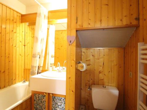 Kúpeľňa v ubytovaní Appartement F1 bis en hyper-centre du Mont-Dore avec ascenseur - FR-1-415-144