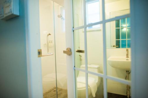 a bathroom with a toilet and a sink at KENCOZY accommodation in Bangkok