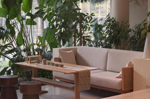 a living room with a couch and a table at Jingdezhen Seven Bamboo Wind Over Ear Hotel in Xianghu