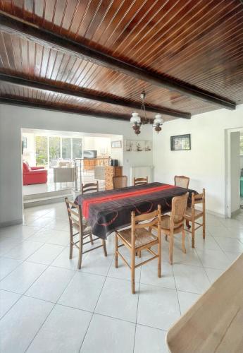 - une salle à manger avec une table de billard et des chaises dans l'établissement Maison accueillante à Fouesnant avec grand jardin, à Fouesnant