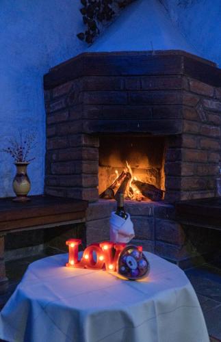 a brick oven with a candle in front of it at Hospedaje Campo Lago y Glamping in Otavalo
