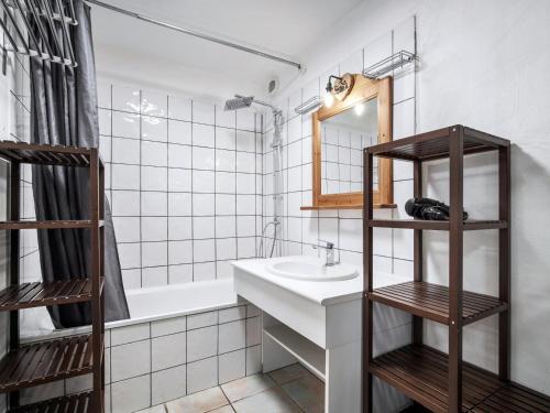 une salle de bain avec un lavabo, une baignoire et un miroir dans l'établissement Val Thorens - Spacieux Appartement 6 Pers. - FR-1-640-74, à Val Thorens