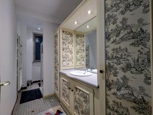 une salle de bain avec un lavabo et un miroir dans l'établissement Gîte cosy à Saint-Dié-des-Vosges, parking et wifi inclus - FR-1-589-775, à Saint-Dié-des-Vosges