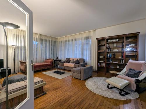 un salon avec un canapé et une chaise dans l'établissement Gîte cosy à Saint-Dié-des-Vosges, parking et wifi inclus - FR-1-589-775, à Saint-Dié-des-Vosges