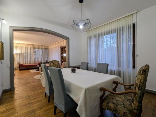 une salle à manger avec une table et des chaises dans l'établissement Gîte cosy à Saint-Dié-des-Vosges, parking et wifi inclus - FR-1-589-775, à Saint-Dié-des-Vosges