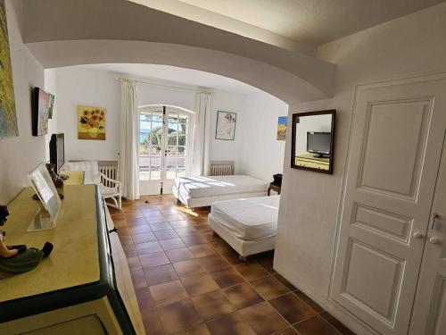 - une chambre avec 2 lits et une porte dans l'établissement Villa de Maître pour 12 avec piscine privée aux Issambres - FR-1-768-111, à Sainte-Maxime