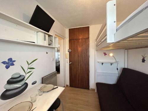 Ce petit appartement comprend un bureau et une chambre. dans l'établissement Studio à 20m de la plage avec parking, Saint-Jean-de-Monts - FR-1-224C-329, à Saint-Jean-de-Monts