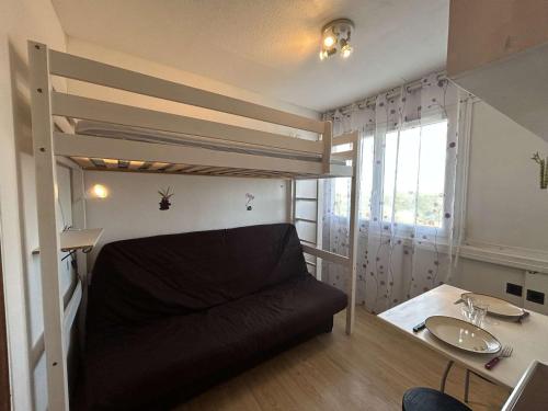 Cette petite chambre comprend des lits superposés et un bureau. dans l'établissement Studio à 20m de la plage avec parking, Saint-Jean-de-Monts - FR-1-224C-329, à Saint-Jean-de-Monts