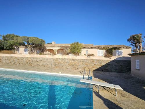 une piscine devant une maison dans l'établissement Villa de Maître pour 12 avec piscine privée aux Issambres - FR-1-768-111, à Sainte-Maxime