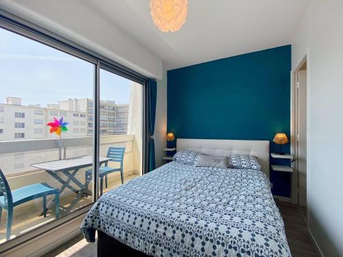 une chambre avec un lit et un balcon avec une table dans l'établissement Appartement cosy proche mer à Saint Hilaire de Riez - FR-1-323-561, à Saint-Hilaire-de-Riez