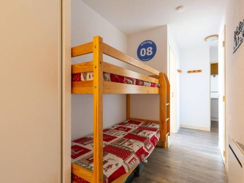a bunk bed in a small room with a bunk bed at Appartement 8 pers Peyragudes, Wifi, Parking, Navette proche - FR-1-695-66 in Gouaux-de-Larboust