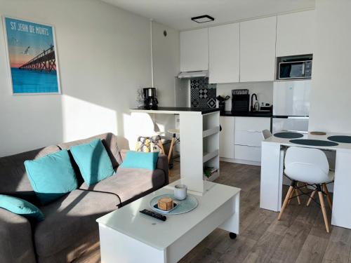 un salon avec un canapé et une table dans l'établissement Appartement cosy proche mer à Saint Hilaire de Riez - FR-1-323-561, à Saint-Hilaire-de-Riez