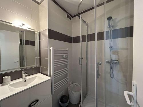une salle de bain avec une douche en verre et un lavabo dans l'établissement Appartement moderne 2 pièces avec parking à Saint-Hilaire-de-Riez - FR-1-224C-331, à Saint-Hilaire-de-Riez