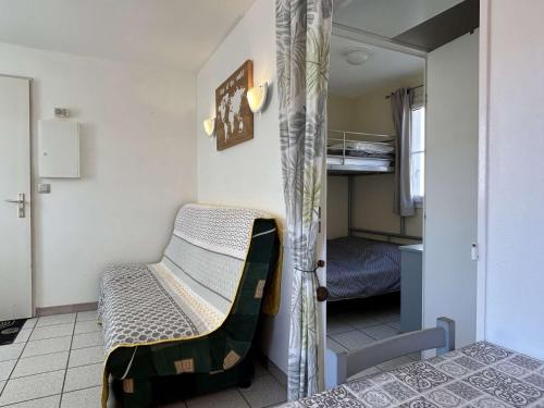 Cette petite chambre comprend un lit et des lits superposés. dans l'établissement Appartement climatisé 2 pièces, piscine, animaux acceptés, parking, proche mer - FR-1-225C-152, à Cerbère