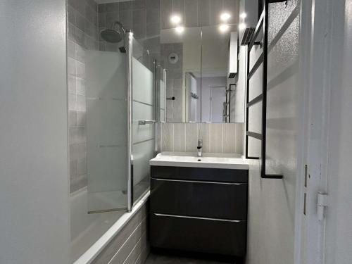 une salle de bain avec un lavabo et une douche avec un miroir dans l'établissement Appartement climatisé 2 pièces, piscine, animaux acceptés, parking, proche mer - FR-1-225C-152, à Cerbère