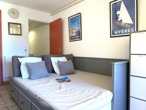 une chambre avec un grand lit avec dans l'établissement Confort au Lavandou : 2 pièces, clim, parking - FR-1-251-856, au Lavandou