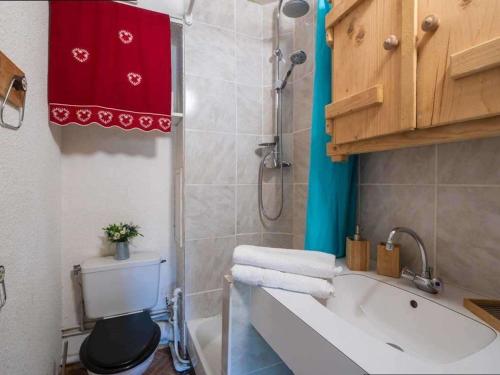 ein Badezimmer mit Waschbecken und Badewanne in der Unterkunft Studio alpin mezzanine, 4 pers, animaux acceptés, parking en option - FR-1-291-1022 in Valmorel