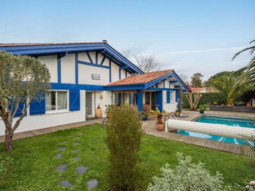 Photo de la galerie de l'établissement Maison lumineuse avec piscine privée et jardin à Anglet - FR-1-3-622, à Anglet