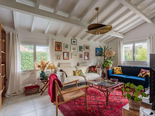 Photo de la galerie de l'établissement Maison lumineuse avec piscine privée et jardin à Anglet - FR-1-3-622, à Anglet