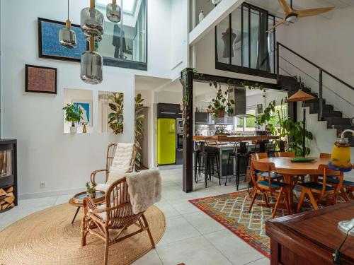 Photo de la galerie de l'établissement Maison lumineuse avec piscine privée et jardin à Anglet - FR-1-3-622, à Anglet