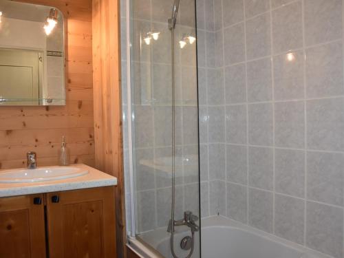 une salle de bain avec douche et lavabo dans l'établissement Appartement 3 pièces, proche du centre, idéal pour 4 personnes - FR-1-464-248, à Pralognan-la-Vanoise