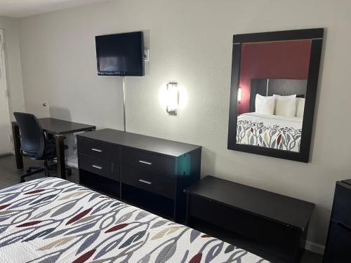 Ένα ή περισσότερα κρεβάτια σε δωμάτιο στο Red Roof Inn Rockingham