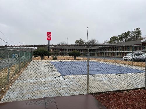 Εγκαταστάσεις για τένις ή/και σκουός στο Red Roof Inn Rockingham ή εκεί κοντά