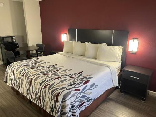 Ένα ή περισσότερα κρεβάτια σε δωμάτιο στο Red Roof Inn Rockingham