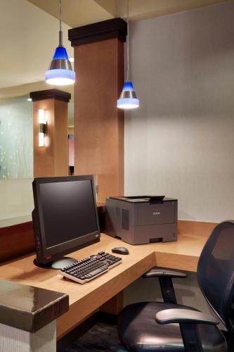 Μια τηλεόραση ή/και κέντρο ψυχαγωγίας στο Fairfield Inn & Suites by Marriott Tallahassee Central