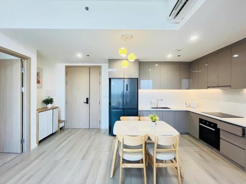 a kitchen with a table and chairs in a room at May Homes - Masterise Centre Point Vinhomes Grand Park in Long Bình