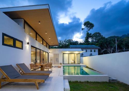 a backyard with a swimming pool and a house at Villa Amour 3 Bedroom Spa Pool Retreat near Beach - Lamai in Amphoe Koh Samui