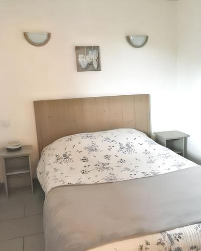 - une chambre avec un lit et deux tables dans l'établissement Appartement confortable à Cornimont 30 m² vue montagne, à Cornimont