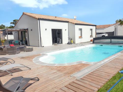 une piscine devant une maison dans l'établissement Villa avec piscine privée à Saint-Jean-de-Monts, à Saint-Jean-de-Monts