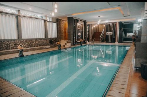 a large swimming pool in a hotel room at Ratu Homestay in Tanjungkarang