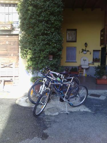 two bikes parked in front of a house at B&b Rosy in Burago di Molgora