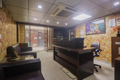 Una televisión o centro de entretenimiento en Capital O Crown Inn Near Appu Ghar