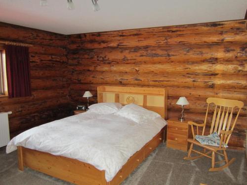 Katil atau katil-katil dalam bilik di Smithers Driftwood Lodge