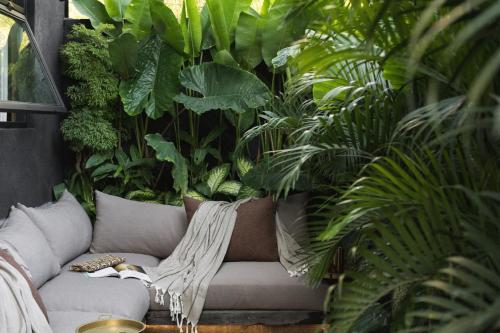 Posezení v ubytování The Bohemian Bali, a Member of Design Hotels