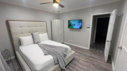 En eller flere senge i et værelse på A Short Beach walk fish fry minutes to downtown