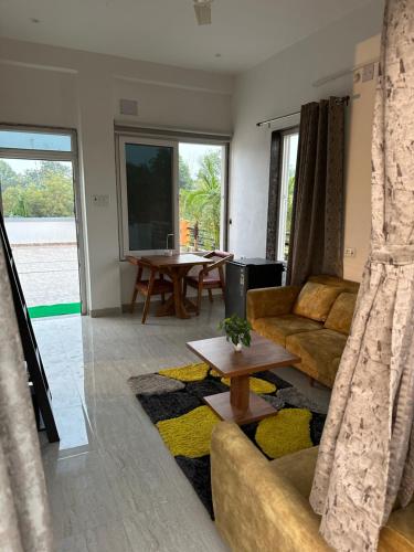 Ein Sitzbereich in der Unterkunft Kaashi Flora - Room Wise