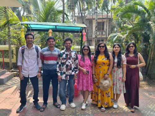 un grupo de personas posando para una foto delante en Alibaug Homestay by Weekend Thrills, en Alibaug