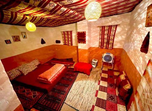 a living room with a couch in a room at Palais d'or in Taghit