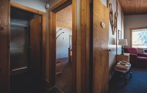 Istumisnurk majutusasutuses Mount Engadine Lodge